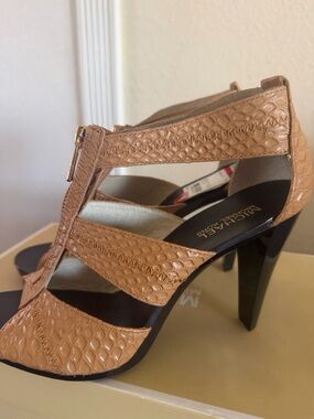 Michael kors Women’s Barkley strap peanut color embossed leather